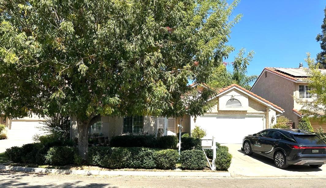 292 E Marwood Ln, Fresno, CA 93720