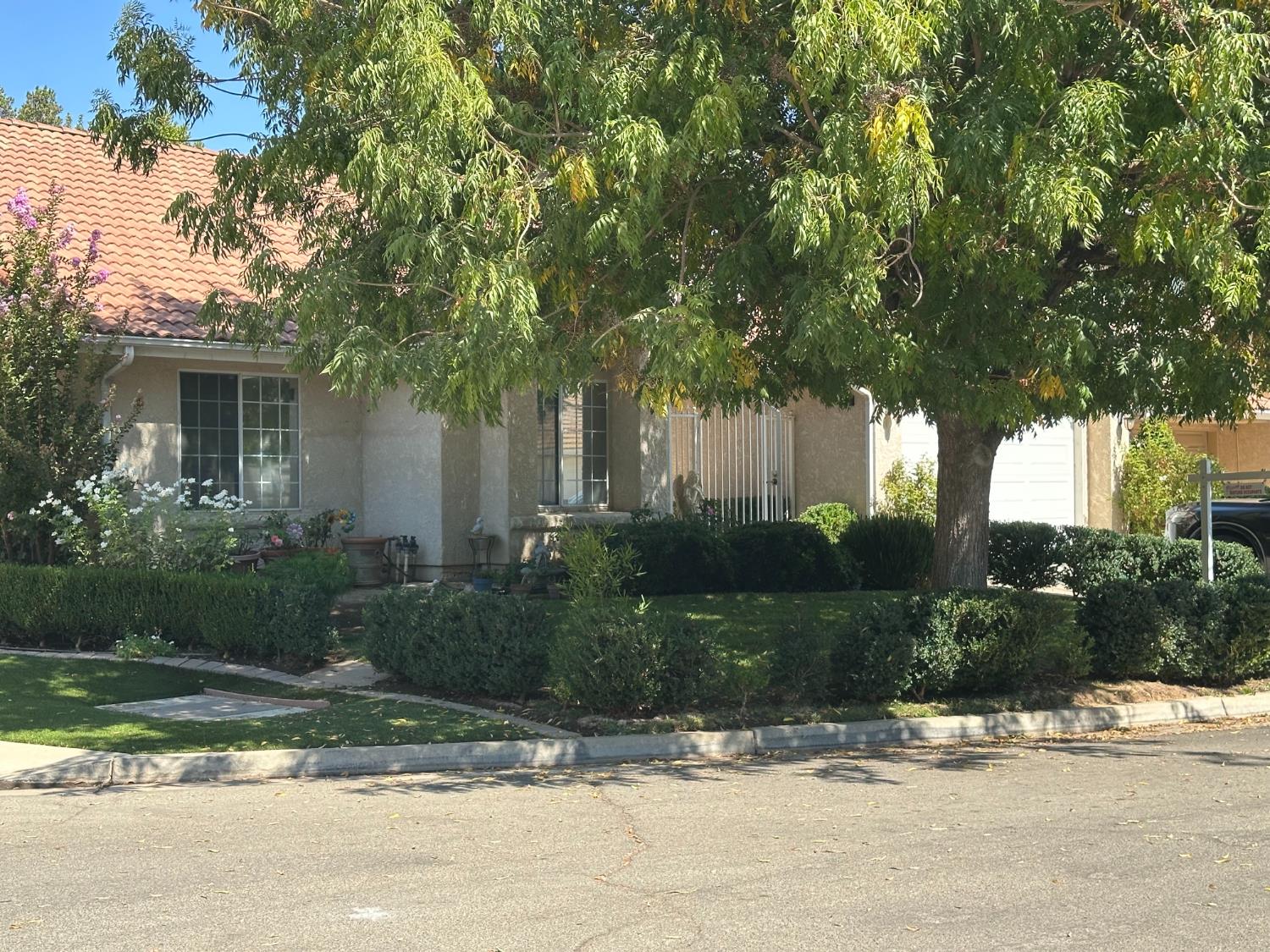 292 E Marwood Ln, Fresno, CA 93720