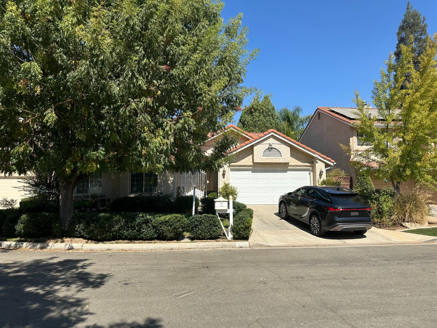 292 E Marwood Ln, Fresno, CA 93720