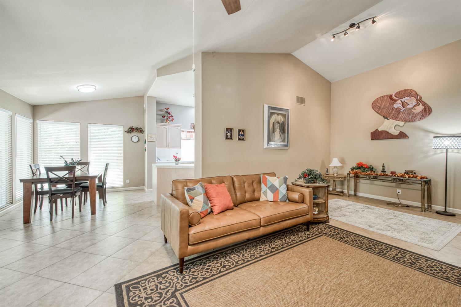 292 E Marwood Ln, Fresno, CA 93720
