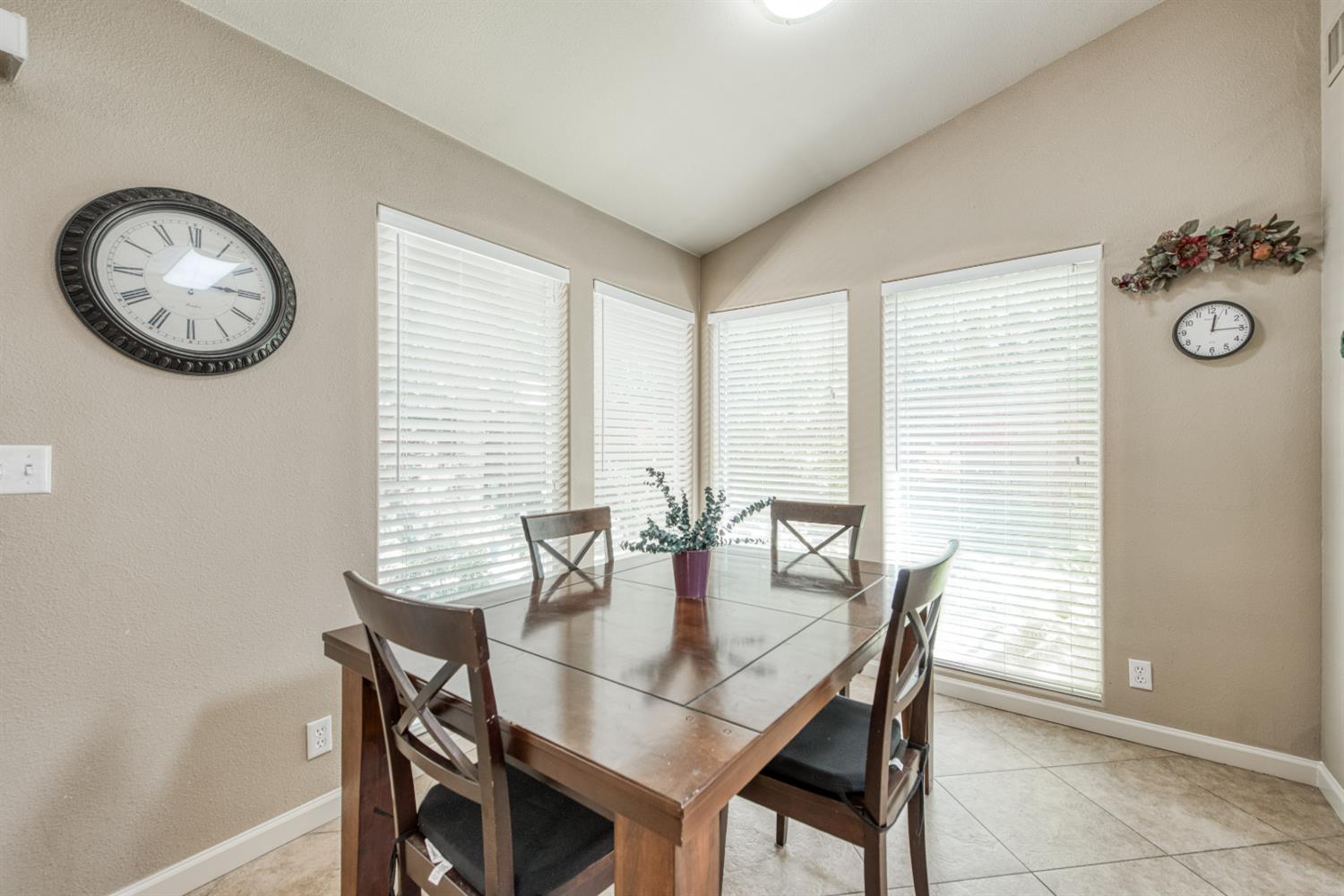 292 E Marwood Ln, Fresno, CA 93720