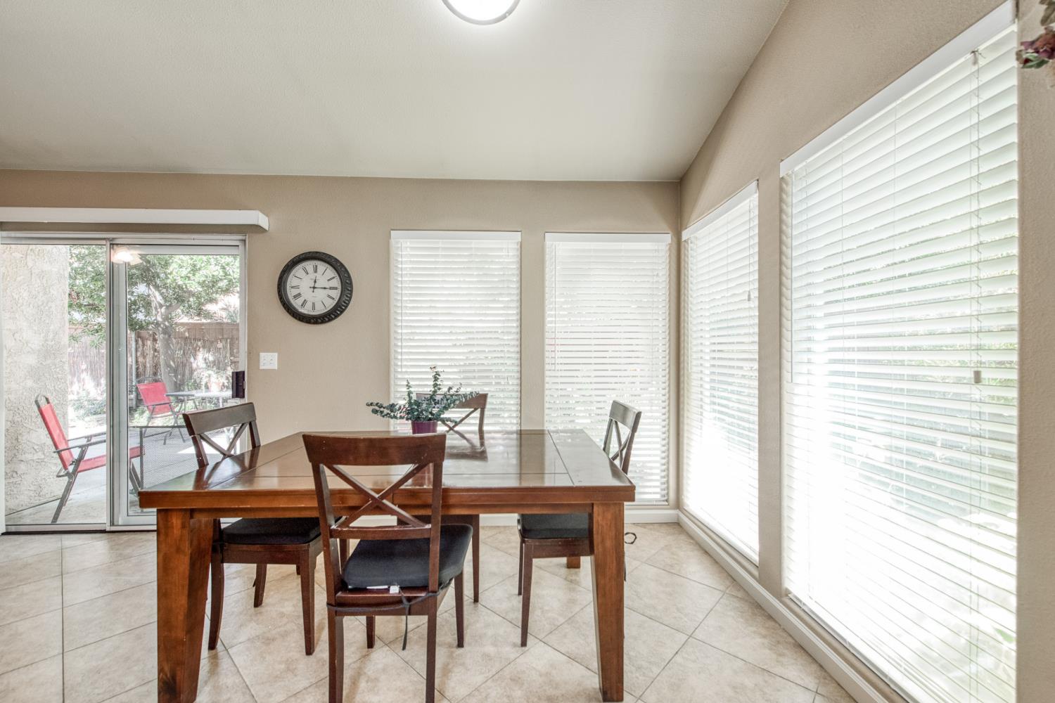 292 E Marwood Ln, Fresno, CA 93720