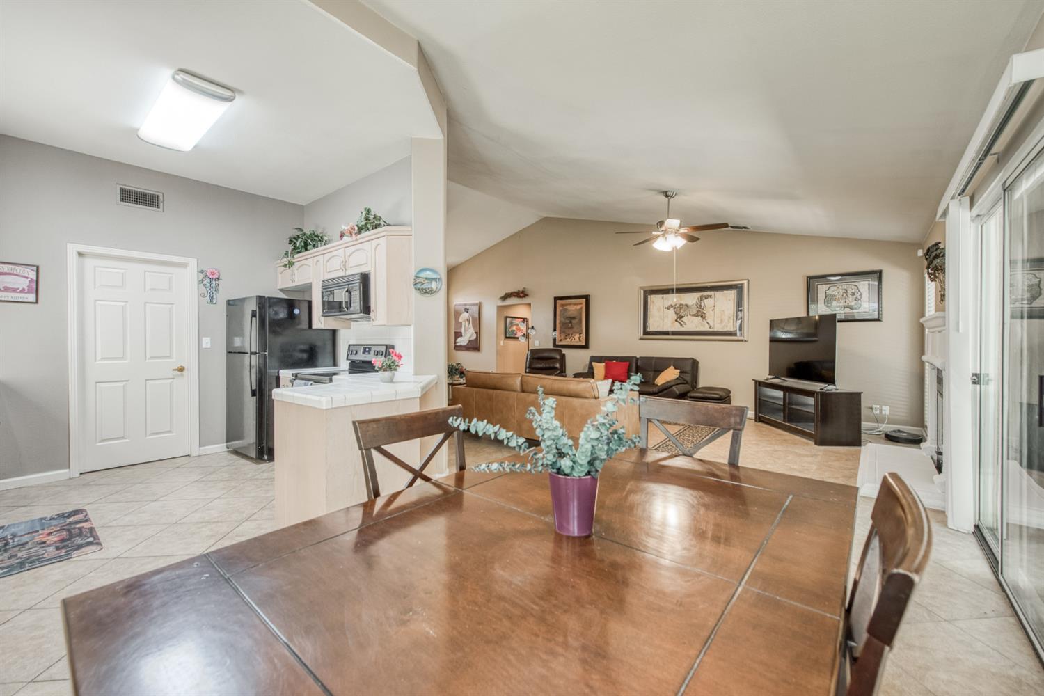 292 E Marwood Ln, Fresno, CA 93720