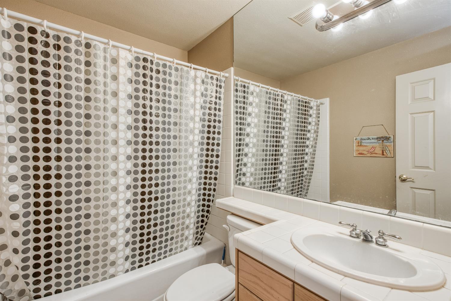 292 E Marwood Ln, Fresno, CA 93720