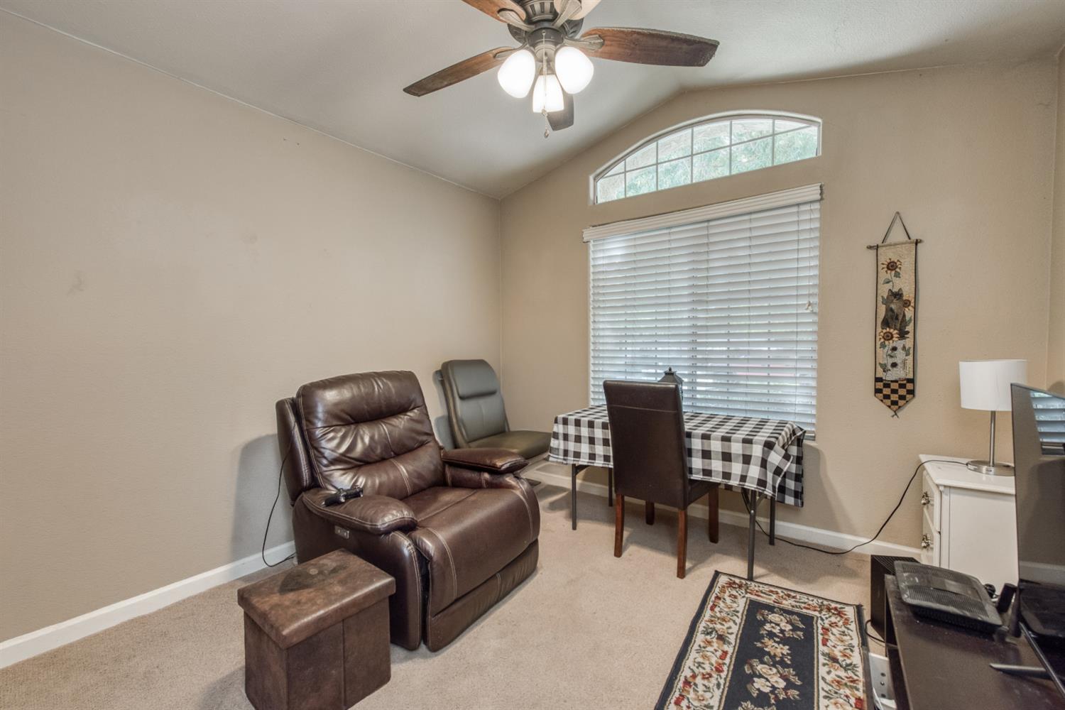 292 E Marwood Ln, Fresno, CA 93720