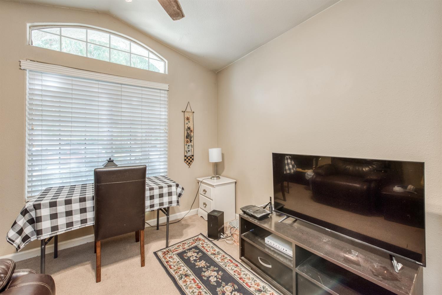 292 E Marwood Ln, Fresno, CA 93720