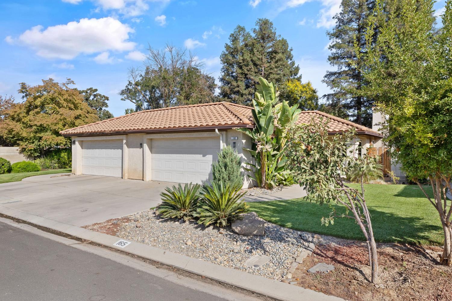 165 Crown Ln, Madera, CA 93637