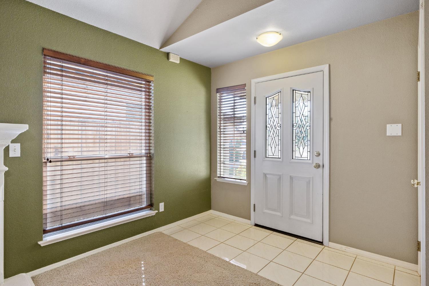 165 Crown Ln, Madera, CA 93637