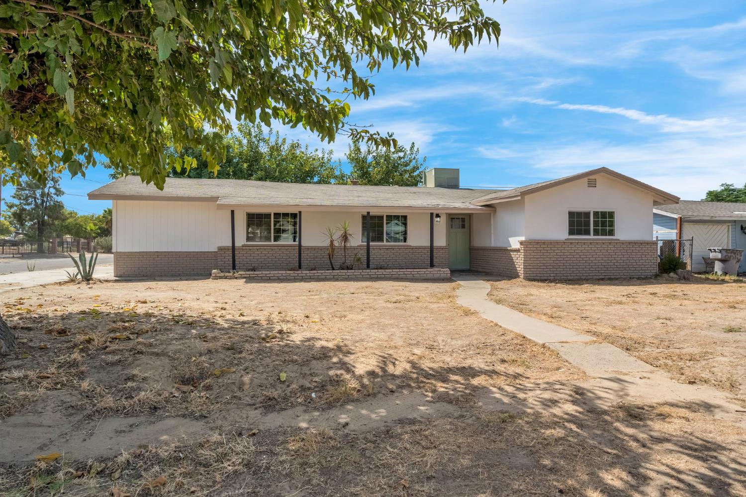 8753 E Ostler St, Selma, CA 93662