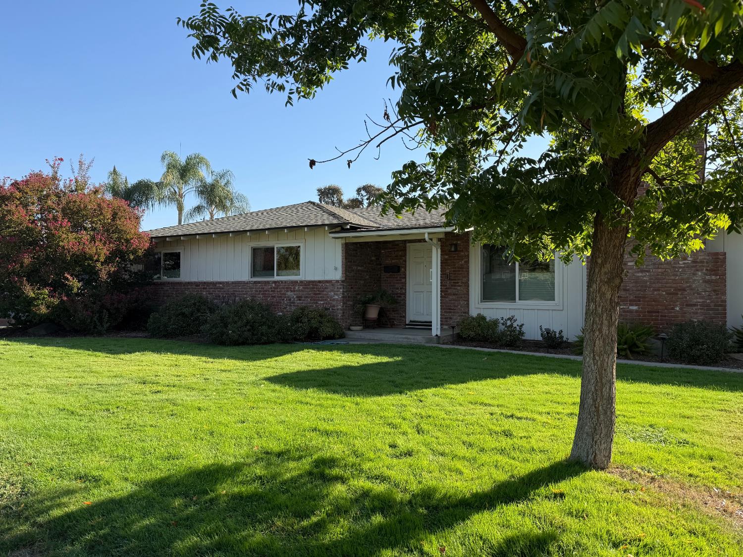213 Hilton St, Madera, CA 93637