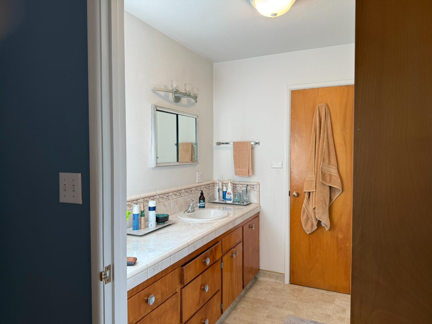 213 Hilton St, Madera, CA 93637