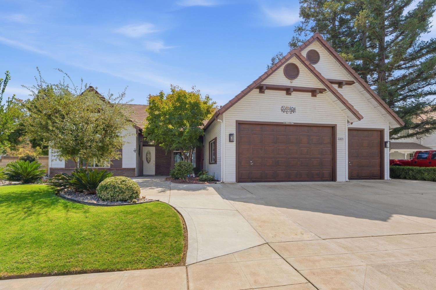 2074 Calimyrna Ave, Clovis, CA 93611