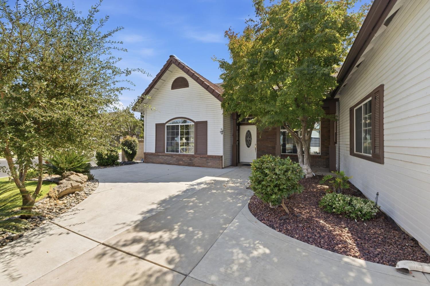 2074 Calimyrna Ave, Clovis, CA 93611