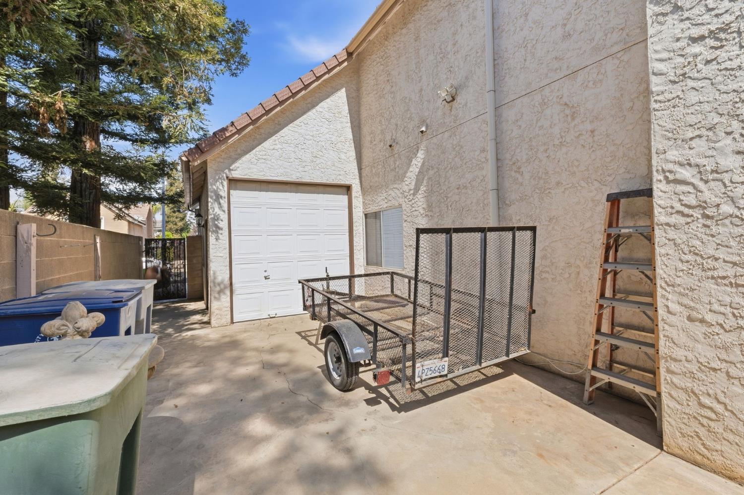 2074 Calimyrna Ave, Clovis, CA 93611