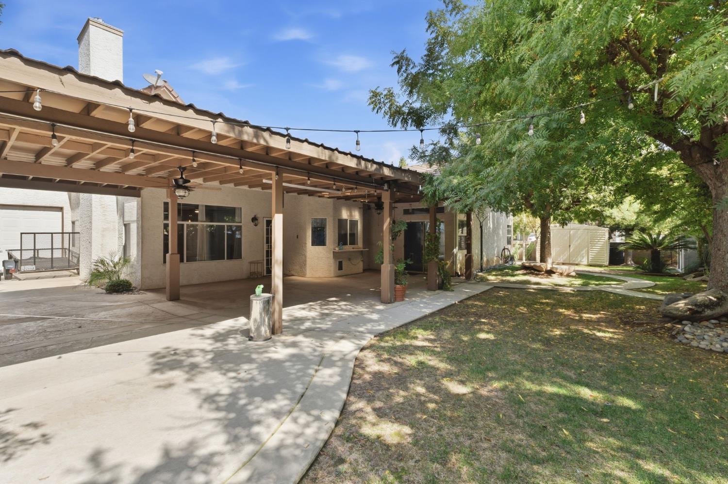2074 Calimyrna Ave, Clovis, CA 93611