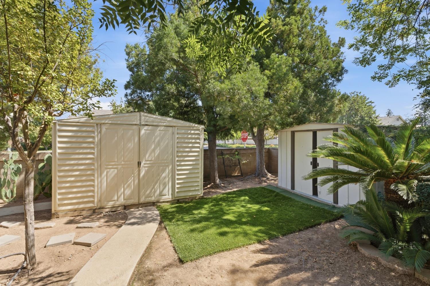 2074 Calimyrna Ave, Clovis, CA 93611
