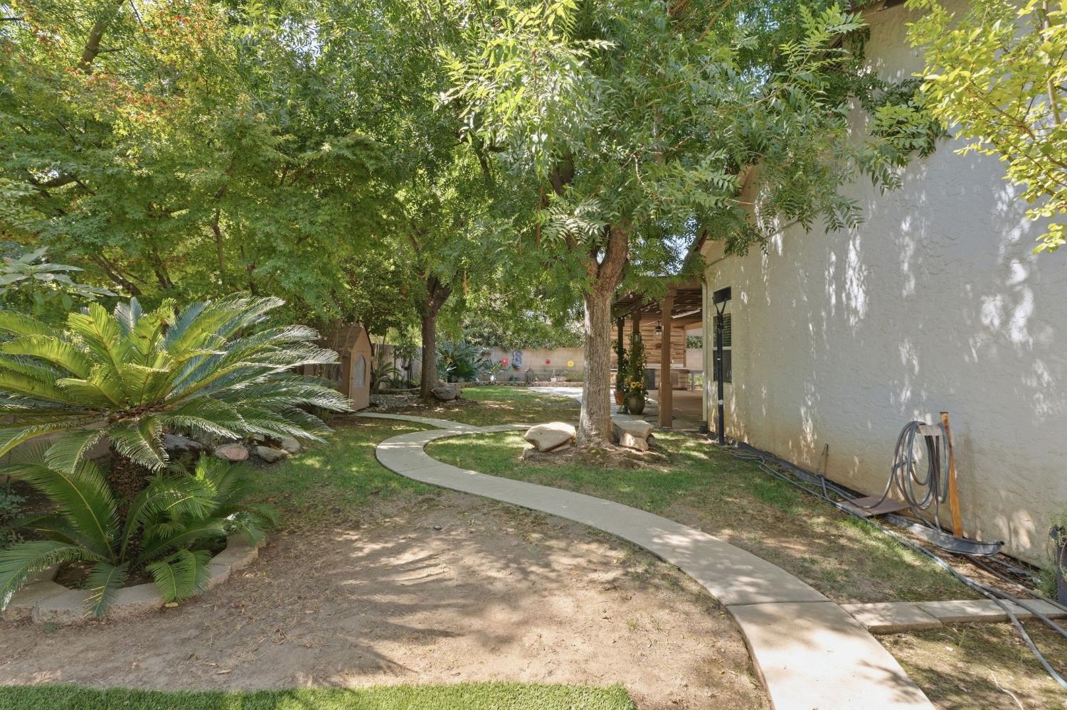 2074 Calimyrna Ave, Clovis, CA 93611