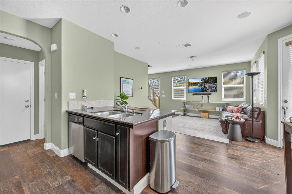 7003 N Harmony Dr, Fresno, CA 93711