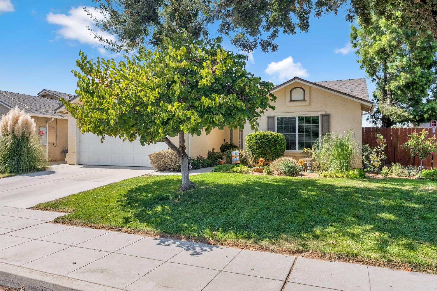 2374 S Sabre Ave, Fresno, CA 93727