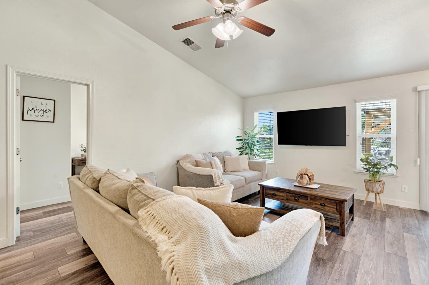 2374 S Sabre Ave, Fresno, CA 93727