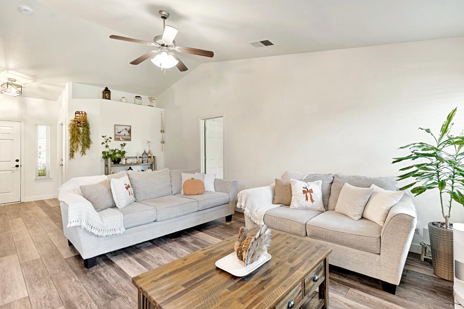 2374 S Sabre Ave, Fresno, CA 93727