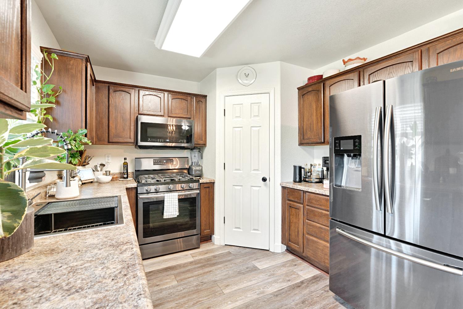 2374 S Sabre Ave, Fresno, CA 93727