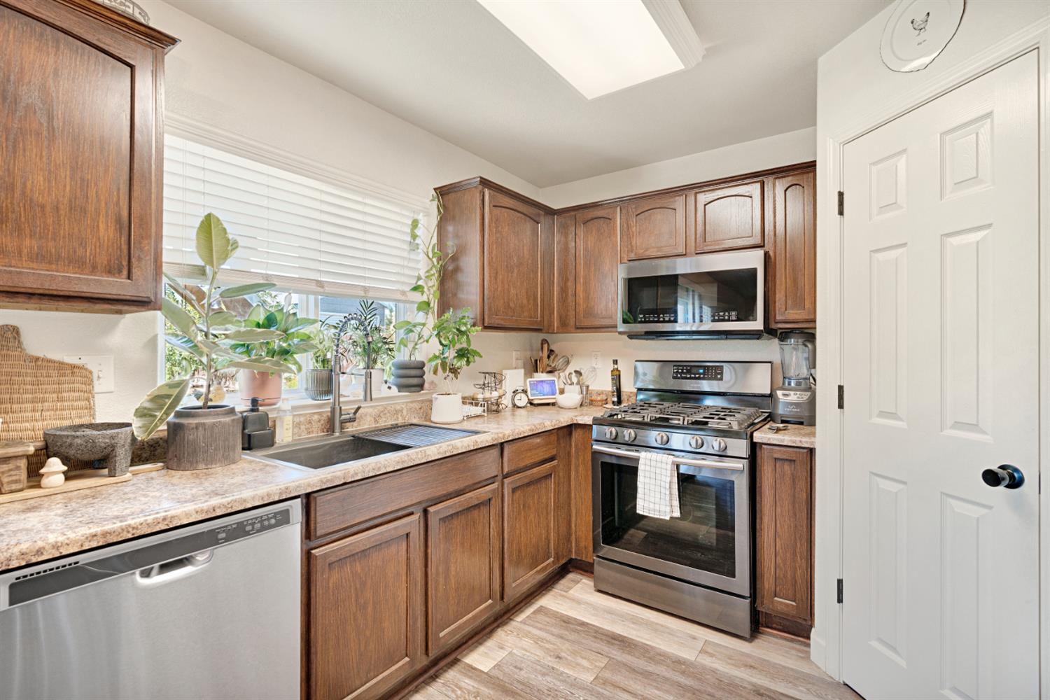 2374 S Sabre Ave, Fresno, CA 93727