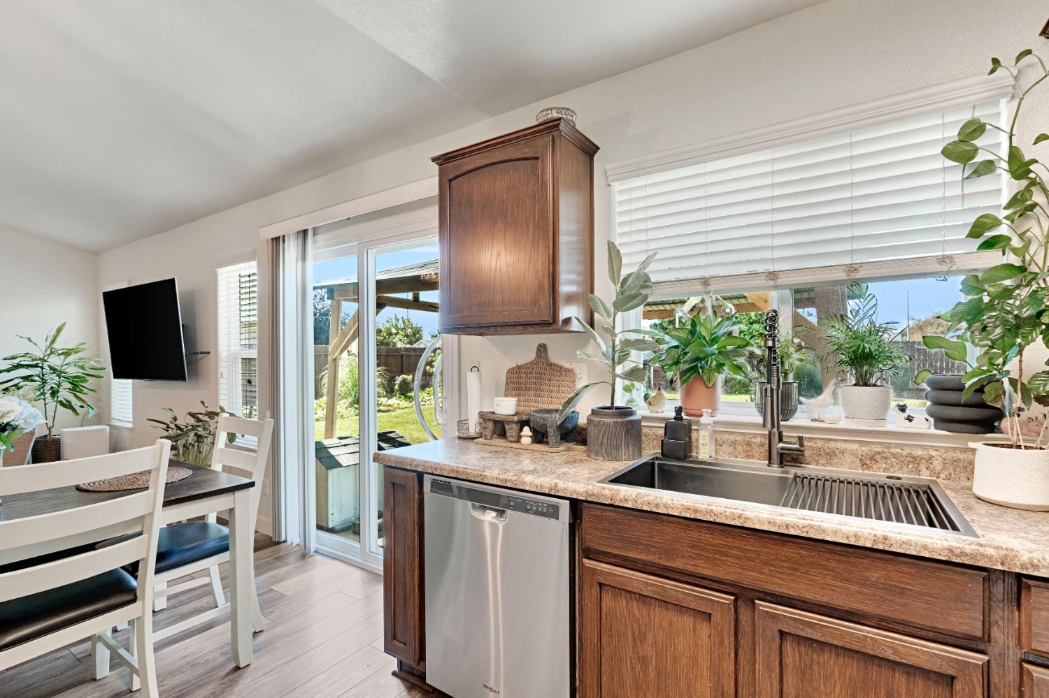 2374 S Sabre Ave, Fresno, CA 93727
