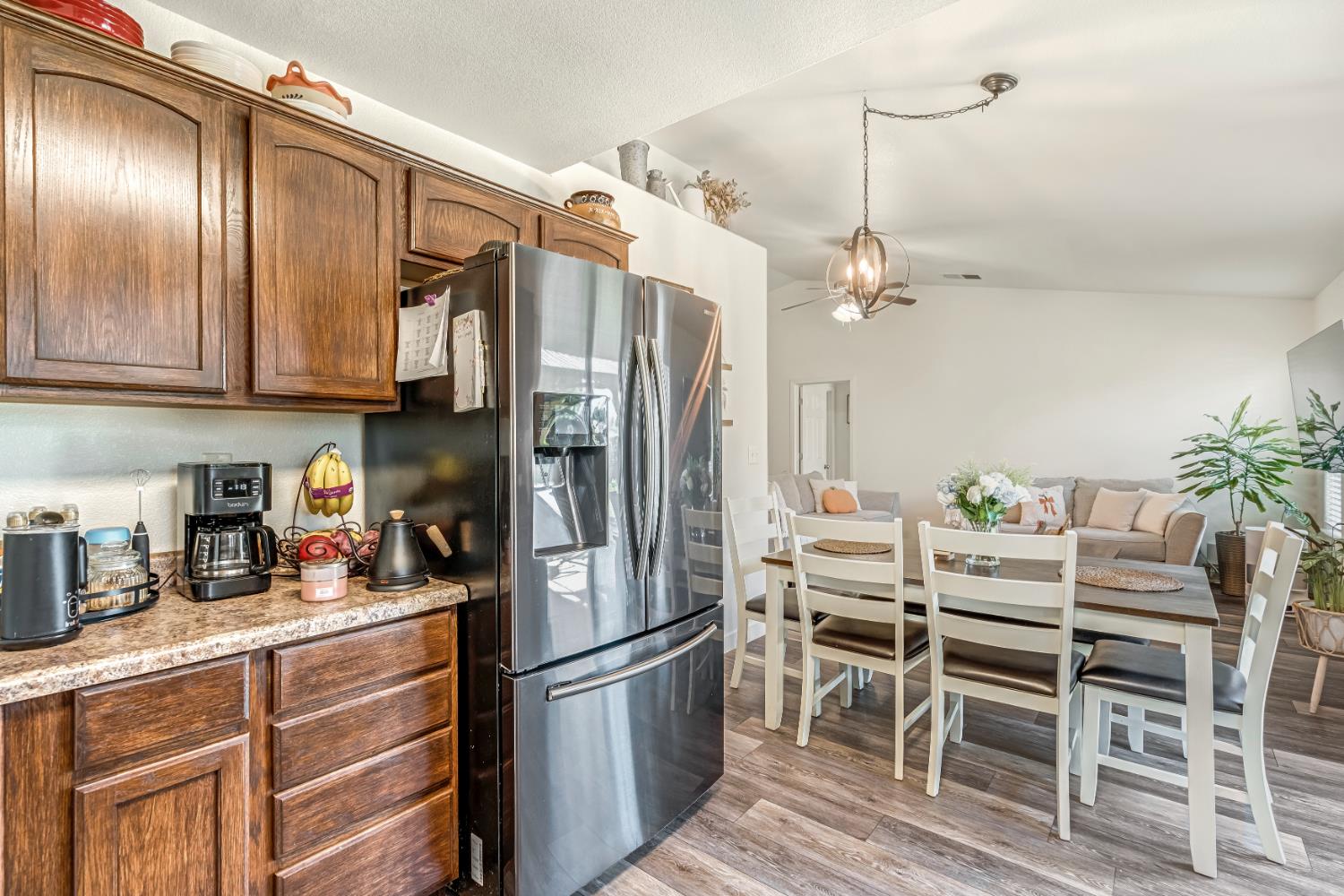 2374 S Sabre Ave, Fresno, CA 93727