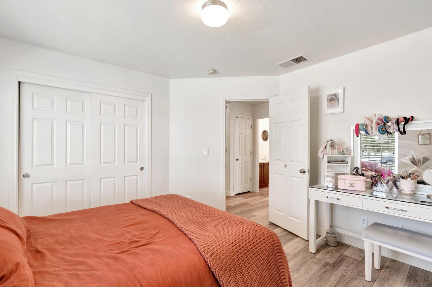 2374 S Sabre Ave, Fresno, CA 93727