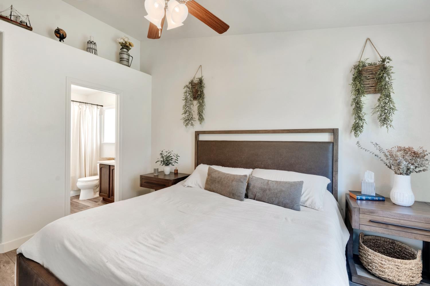 2374 S Sabre Ave, Fresno, CA 93727