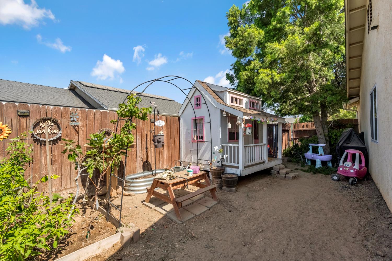 2374 S Sabre Ave, Fresno, CA 93727