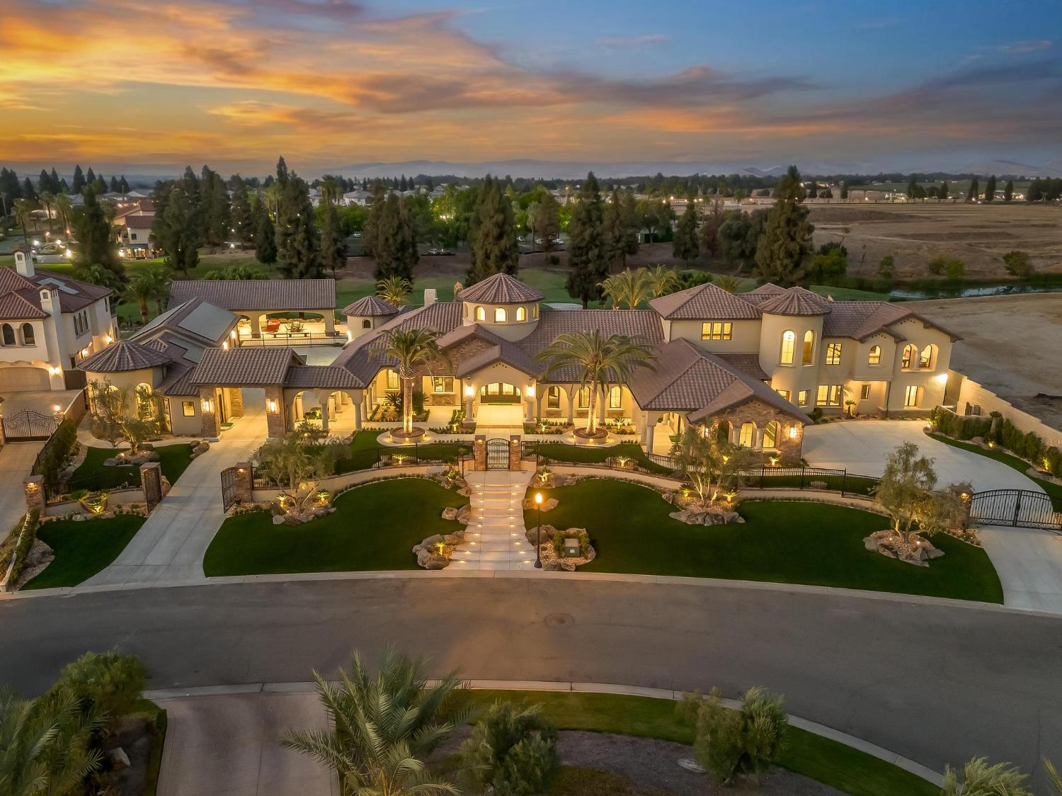 2230 E Spey Valley Dr, Fresno, CA 93730