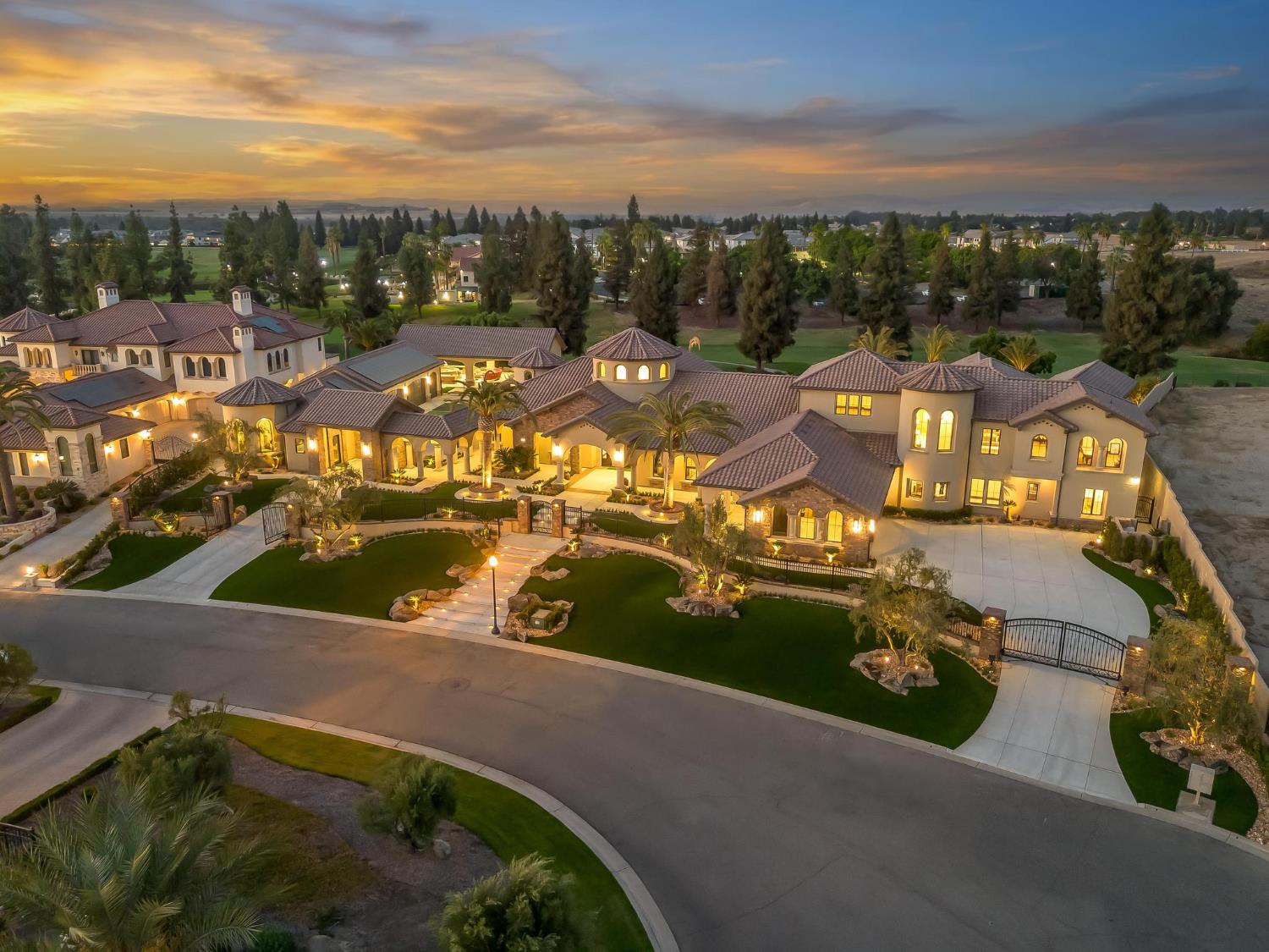 2230 E Spey Valley Dr, Fresno, CA 93730
