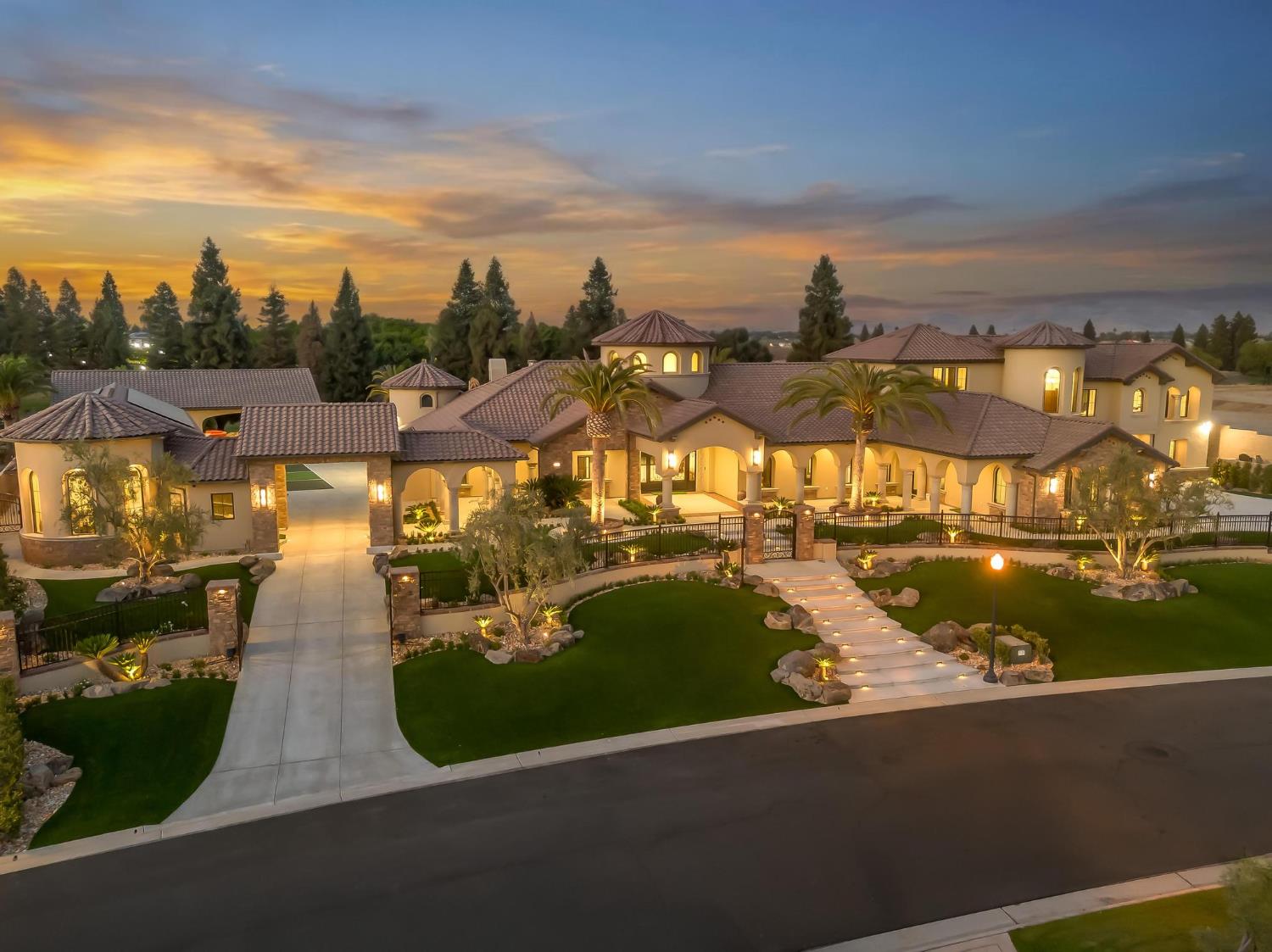 2230 E Spey Valley Dr, Fresno, CA 93730