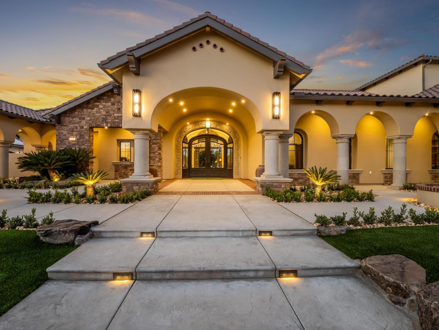 2230 E Spey Valley Dr, Fresno, CA 93730