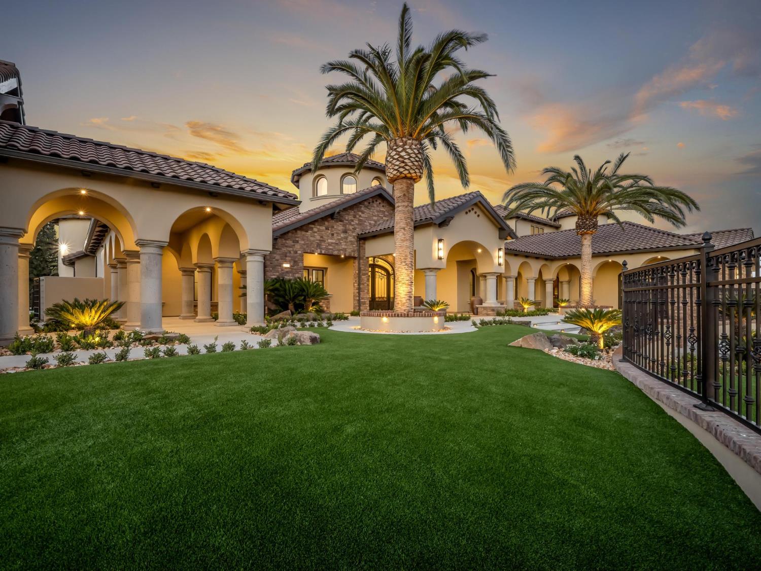 2230 E Spey Valley Dr, Fresno, CA 93730