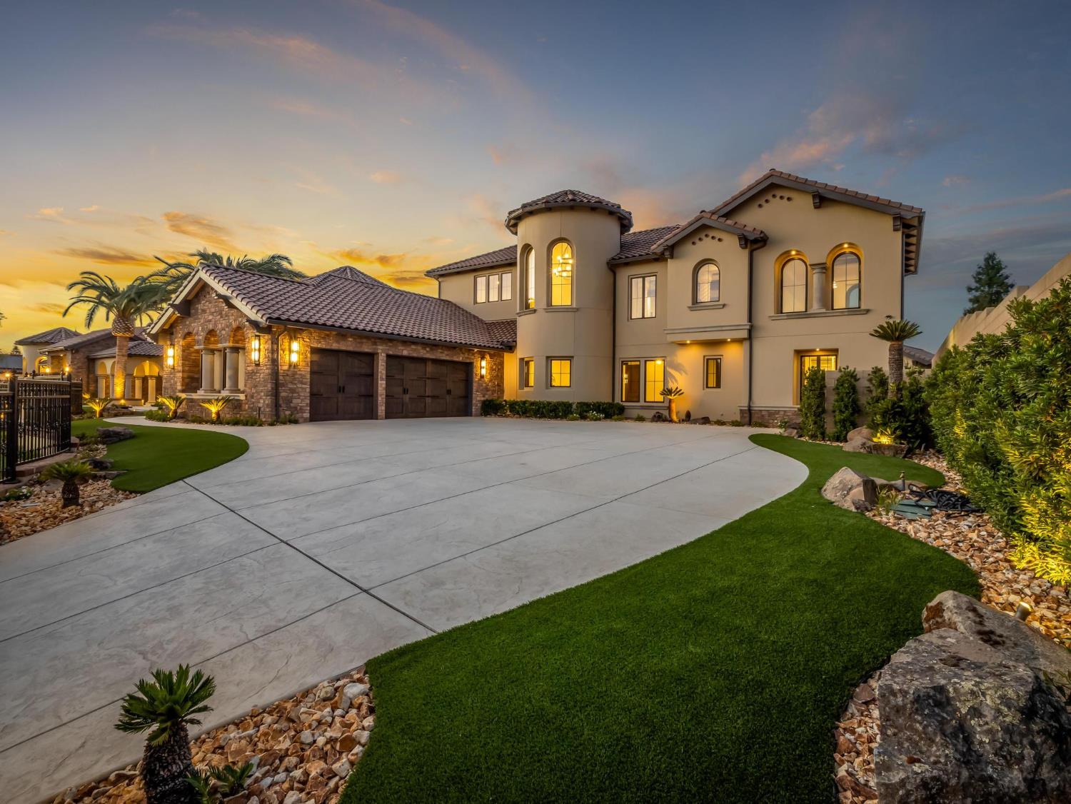 2230 E Spey Valley Dr, Fresno, CA 93730