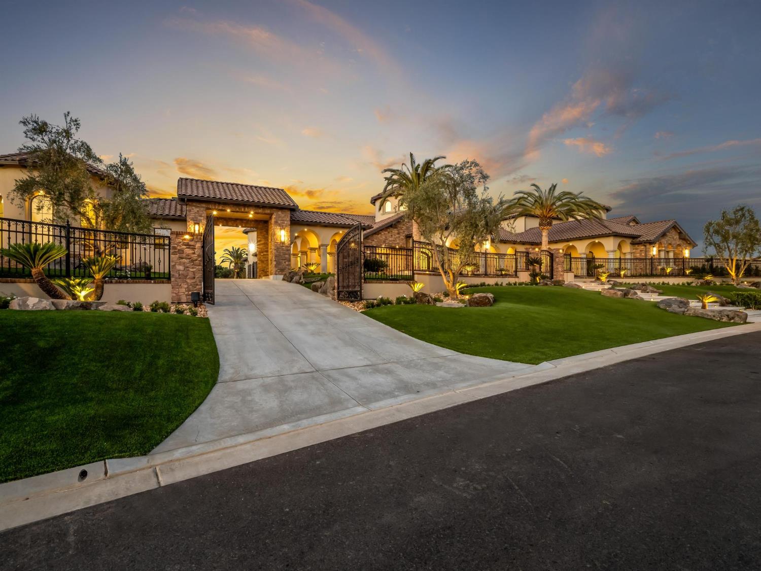 2230 E Spey Valley Dr, Fresno, CA 93730