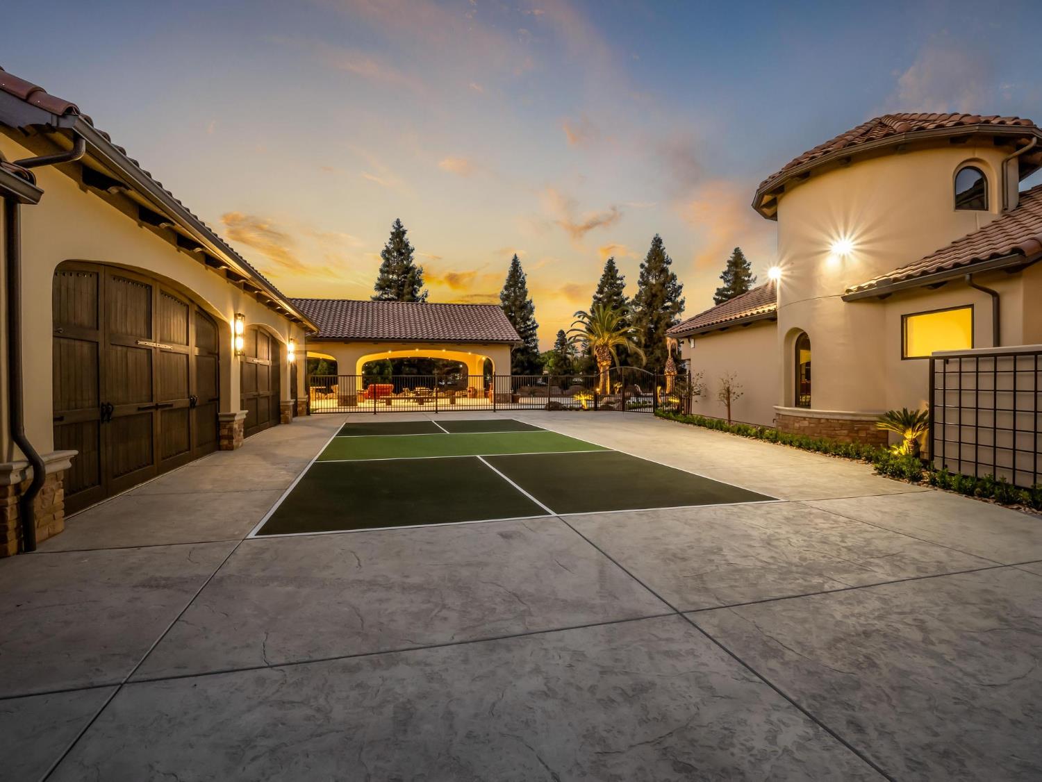 2230 E Spey Valley Dr, Fresno, CA 93730