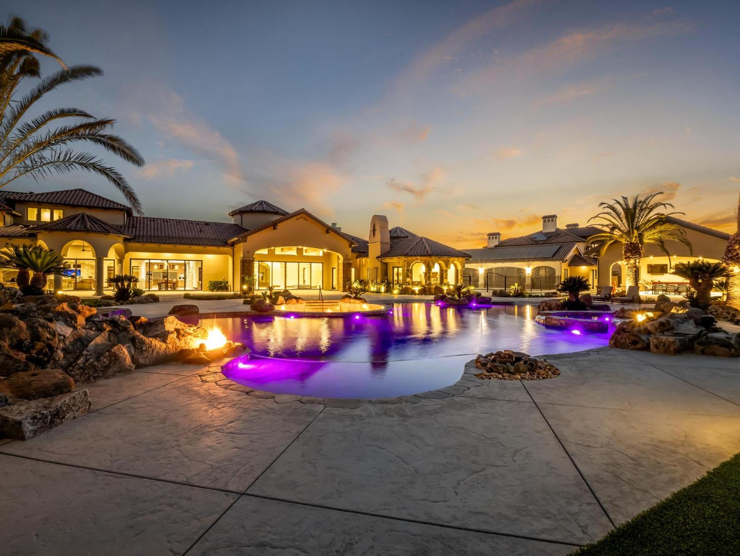 2230 E Spey Valley Dr, Fresno, CA 93730
