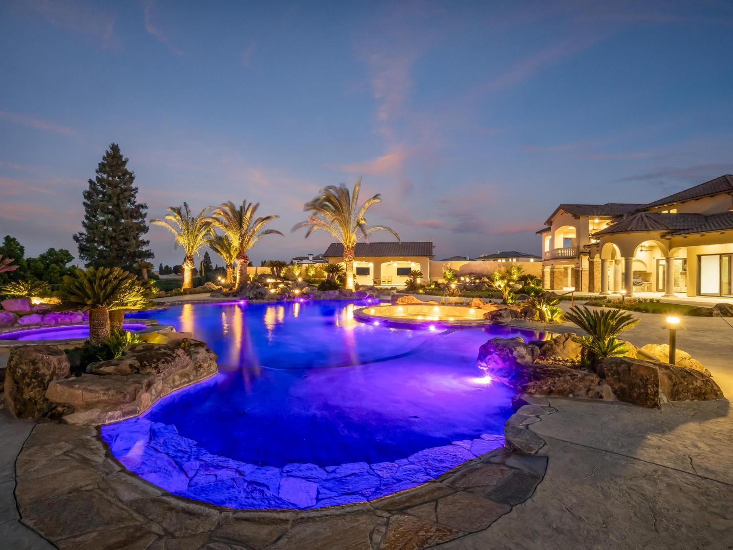 2230 E Spey Valley Dr, Fresno, CA 93730