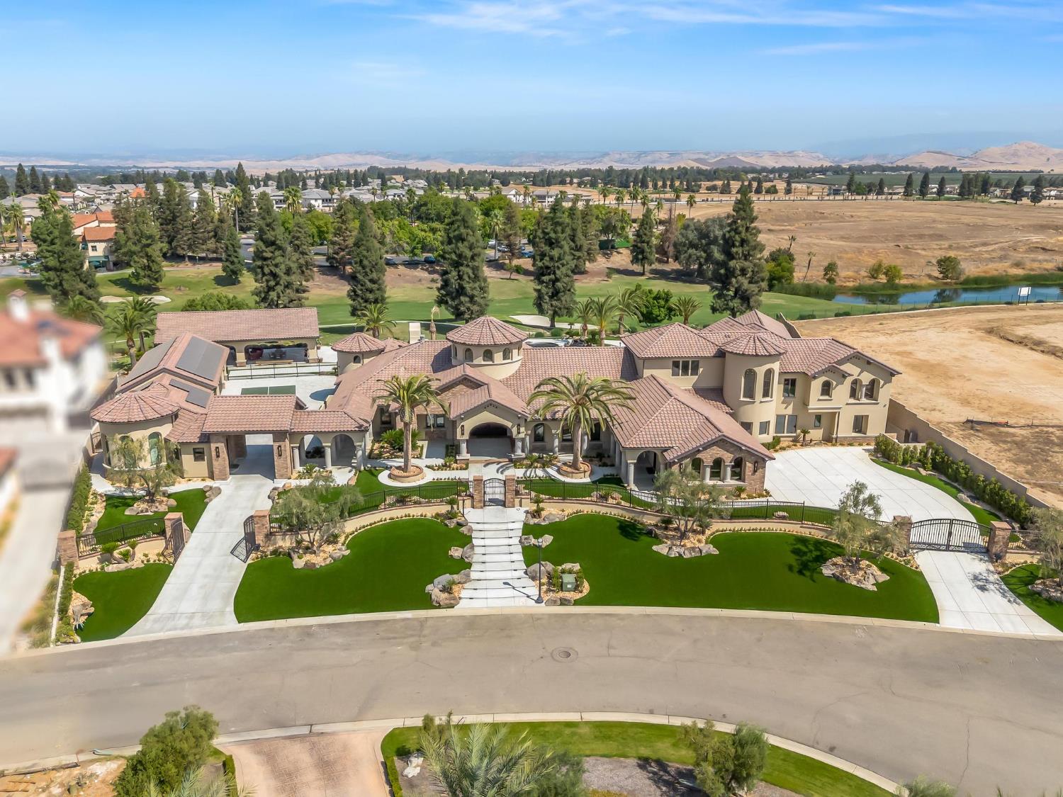 2230 E Spey Valley Dr, Fresno, CA 93730