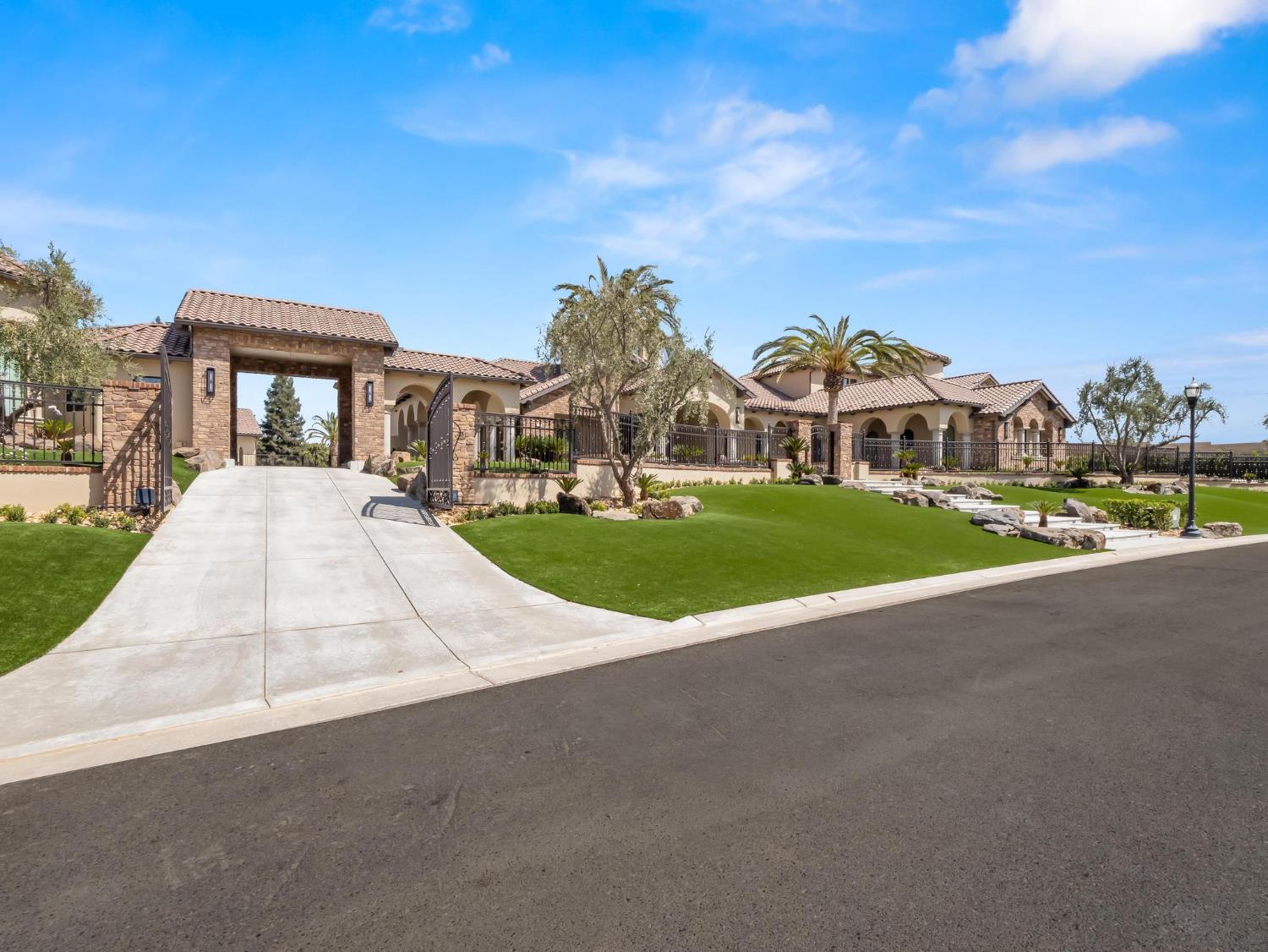2230 E Spey Valley Dr, Fresno, CA 93730
