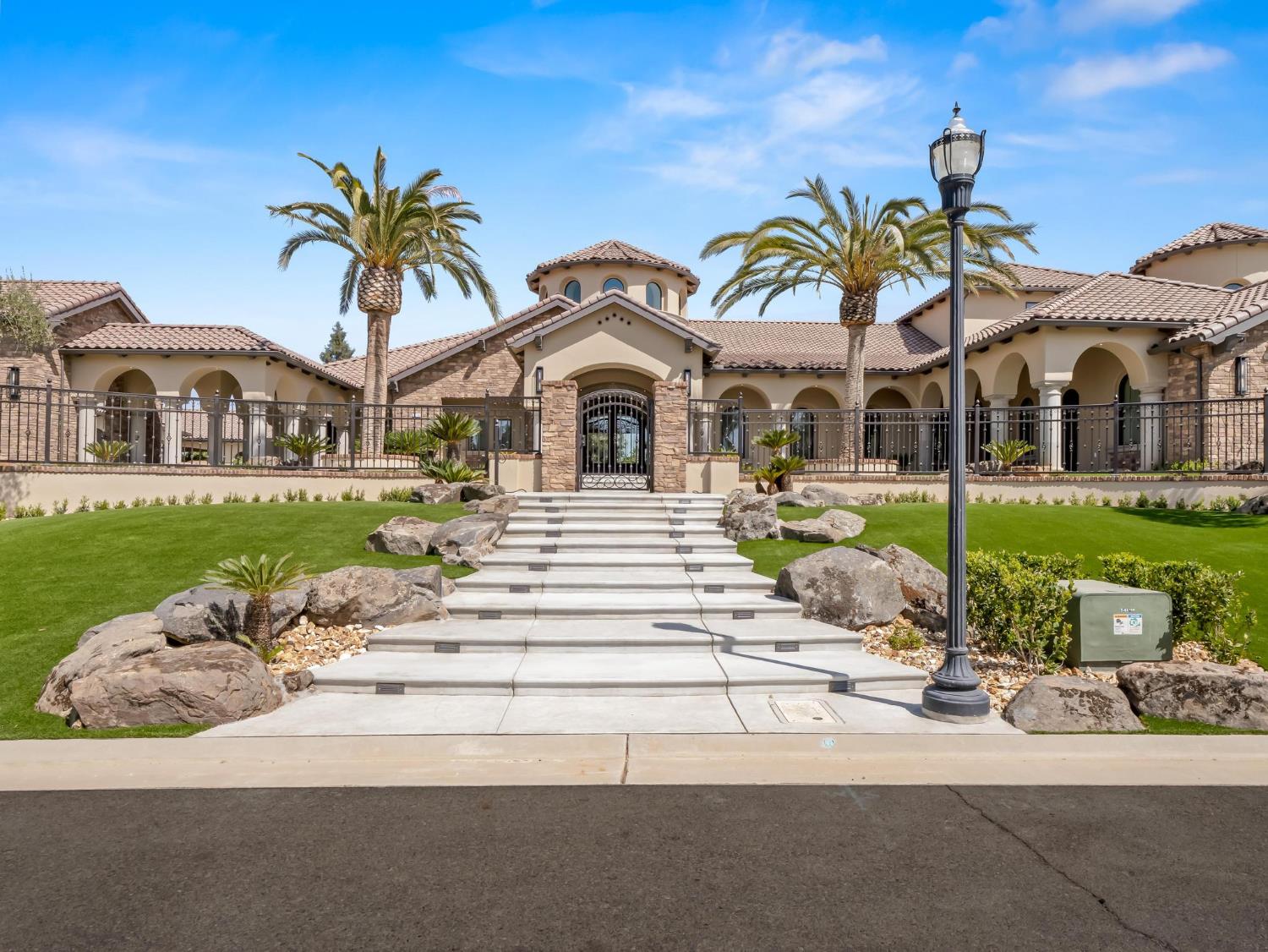 2230 E Spey Valley Dr, Fresno, CA 93730