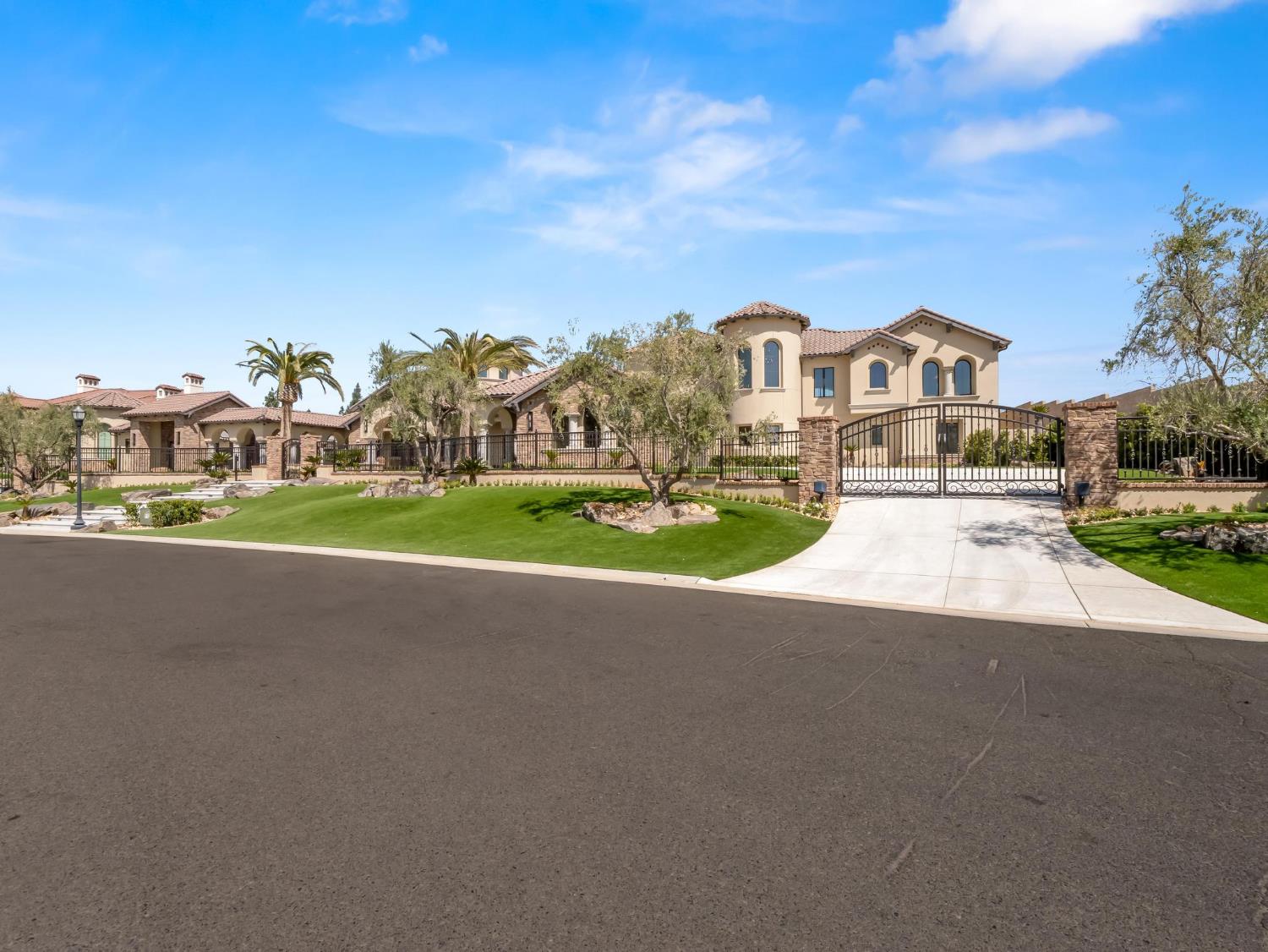 2230 E Spey Valley Dr, Fresno, CA 93730