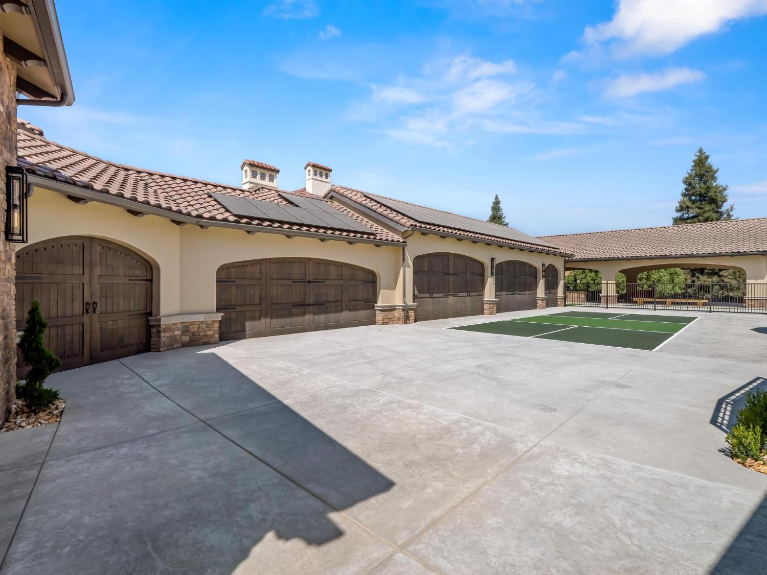 2230 E Spey Valley Dr, Fresno, CA 93730