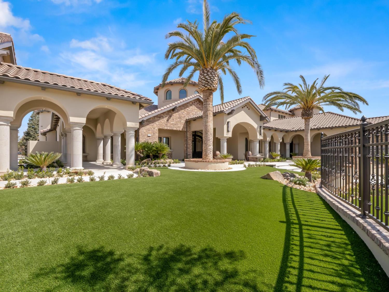 2230 E Spey Valley Dr, Fresno, CA 93730