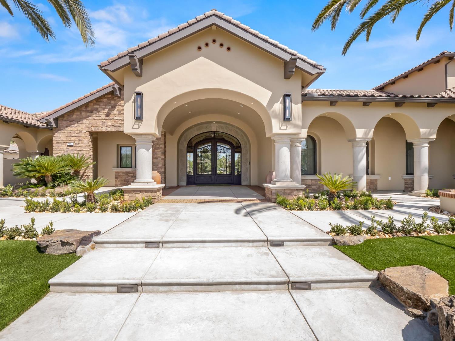 2230 E Spey Valley Dr, Fresno, CA 93730