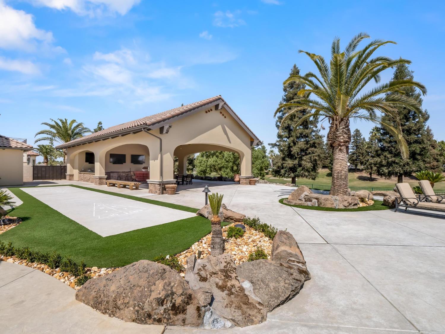 2230 E Spey Valley Dr, Fresno, CA 93730